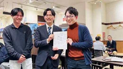 色紙を手にする修了生