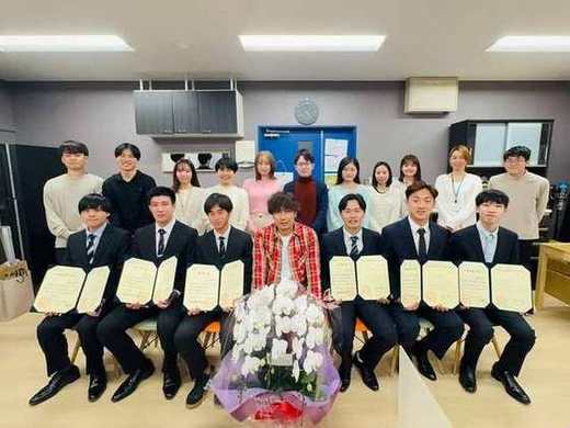 卒業・修了生と研究室メンバーの集合写真