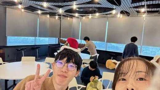 会場で自撮りするメンバー