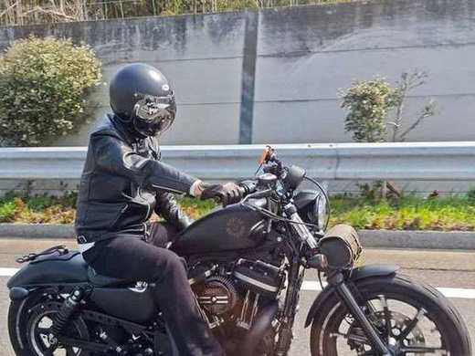 バイクで並走するメンバー