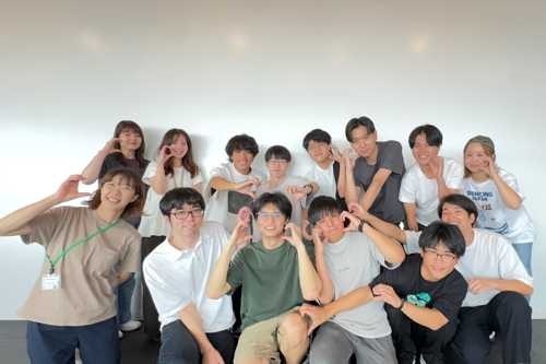 Chen君を囲んで研究室メンバーで記念撮影