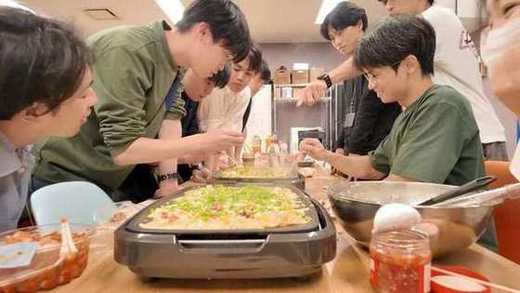 みんなでたこ焼き器を囲む様子