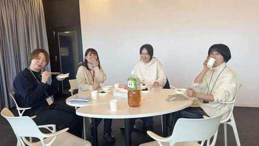 お餅を味わうスタッフ
