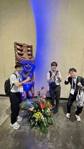 会場のティキ像の前で