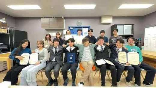 卒業・修了生と研究室メンバーの記念撮影