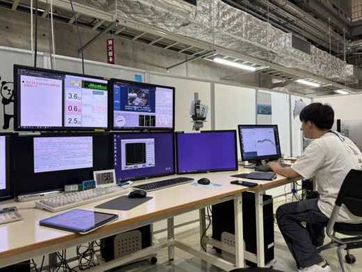 測定室でデータを確認する学生